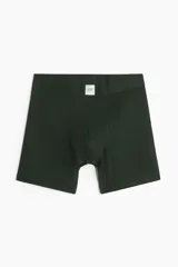 Pack de tres calzoncillos tipo trunk (boxer ajustado a media pierna) con cintura elástica. Incluye uno verde oscuro, uno gris jaspeado y uno negro.