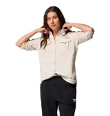 Camisa de manga larga color beige, diseñada para actividades al aire libre y pesca. Presenta un corte relajado, múltiples bolsillos frontales con solapa, ventilación en la espalda, presillas utilitarias y mangas enrollables con ajuste de botón.