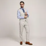 Traje de tres piezas Fellini S6, color beige, compuesto por saco de solapa muesca, chaleco con botones y pantalón de corte recto.