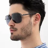 Lentes de sol INVU con montura metálica color gris plomo, de estilo aviador con doble puente y lentes polarizadas color azul. Patillas finas con terminales azules.