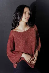 Buzo de hilo con tejido de punto fino, de corte holgado y mangas tres cuartos. Presenta un diseño versátil con cuello redondo amplio y acabado ligeramente brillante.