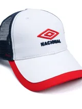 Gorra Trucker Umbro del Club Nacional de Football, modelo Elite. Diseño combinado en rojo y azul marino, con red trasera y visera curvada bicolor. Incluye el logo de Umbro y la palabra 'Nacional' bordados en el frente.
