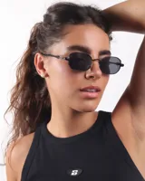 Lentes de sol con marco geométrico negro y lentes oscuros.