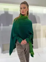 Ruana verde esmeralda de lana merino tejida, teñida artesanalmente, con cuello plisado de fieltro de lana merino.