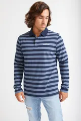 Polo de manga larga Mistral con diseño de rayas horizontales en tonos azules, cuello clásico y cierre frontal con botones.