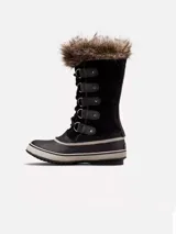 Bota de invierno impermeable Sorel modelo Joan Of Arctic, color negro, con base de caucho vulcanizado, empeine de ante, ribete de piel sintética en la parte superior de la caña y cordones frontales con anillas metálicas.