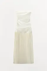 Vestido midi de escote palabra de honor con cuerpo drapeado y falda de tejido combinado con caída fluida.