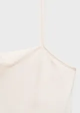Top de breteles finos color crema, de tejido satinado y corte recto.