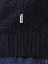 Polo de manga corta confeccionado en tejido de punto estructurado con textura sutil. Presenta cuello polo clásico, cierre frontal con botones y calce regular.