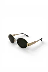 Lentes de sol Fuoco con armazón metálico dorado y formato ovalado. Cuenta con cristales oscuros y patillas anchas con terminaciones plásticas en color negro.