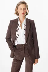 Blazer de corte sastre en color bordó, con cuello solapa, cierre frontal de un botón y bolsillos laterales tipo ojal.