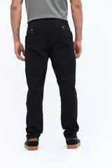 Pantalón chino clásico color beige, con textura, corte regular y pasacinto.