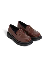 Mocasines color marrón charol con suela track negra.