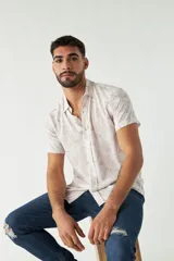 Camisa celeste estampada de manga corta con fit slim, cartera abotonada y logo bordado.