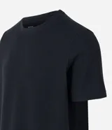 Remera de media malla verde militar con cuello redondo y mangas cortas, de corte clásico.