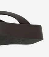 Ojotas flatform Satinato color crudo, con suela de plataforma plana y tiras anchas acolchadas.