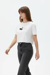 Remera cropped de algodón gris oscuro, con cuello redondo, manga corta y estampa frontal de conejo con estrellas.