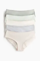 Pack de cinco bombachas tipo hipster de algodón y encaje, con cintura estándar y cobertura media. Los colores incluyen gris claro, verde menta, blanco roto y beige.