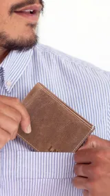 Billetera marrón de cuero con costuras blancas.