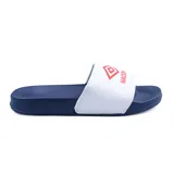 Ojotas de baño Umbro del Club Nacional de Football, con base azul marino y banda superior blanca con el logo de la marca y el nombre del club en color rojo.