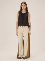 Pantalon ancho de corte holgado, confeccionado en mezcla de algodón, viscosa y lino, con diseño fluido y trabillas para cinturón.