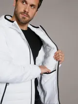 Campera Calvin Klein acolchada blanca con capucha, cierre frontal con cremallera y bolsillos laterales con cremallera.