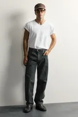 Jeans straight fit de denim oscuro de origen italiano, con tiro bajo, pierna recta y cinco bolsillos. Cierre frontal con botones.