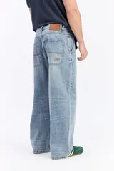 Jean super baggy de corte extra amplio y tiro medio, en color celeste claro con lavado clásico. Confeccionado en 100% algodón.