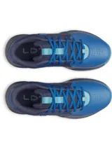 Championes de básquetbol Under Armour Lockdown 7, color azul con detalles en azul marino y celeste. Presentan parte superior de malla transpirable con superposiciones de cuero sintético, entresuela de EVA para una pisada reactiva y suela de caucho con patrón de tracción en espiga.