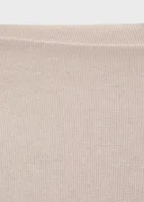 Camiseta entallada de manga larga en color beige, con elegante cuello barco y diseño liso.