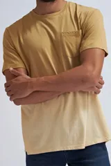 Remera de manga corta color maíz con cuello redondo y bolsillo frontal en el pecho.