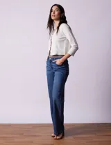 Cardigan tejido en hilado fino color blanco, marca Cable & Gauge. Abertura central con broche interno y terminación ondulada.