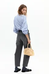 Pantalón de jean color gris lavado, con corte barrel relajado, tiro medio y bolsillos laterales y traseros.