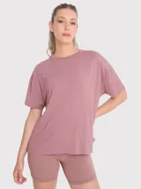 Remera de manga corta con corte oversize, confeccionada en tela fresca y ligera. Presenta cuello redondo y un pequeño logo bordado en el pecho.