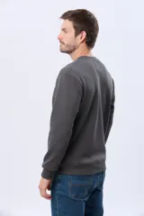 Buzo deportivo de cuello redondo con interior de micropolar y logo bordado al tono en el pecho.