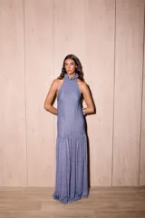 Vestido largo negro de crepe texturado con escote halter, cuello alto con volados y diseño holgado.