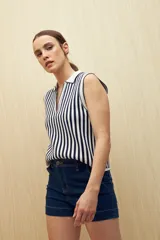 Short color beige con cintura alta y ruedo doblado.