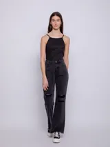 Top negro sin mangas, de breteles finos y textura acanalada brillante.