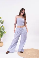Top strapless rosado con textura fruncida tipo smock en todo el torso y borde con volados sutiles.