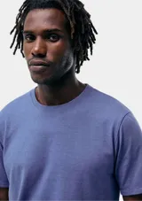 Camiseta básica de manga corta y cuello redondo, color rojo oscuro.