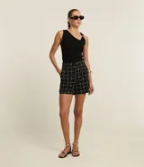 Short de vestir negro con estampado de líneas curvas blancas, de corte recto y cintura alta.