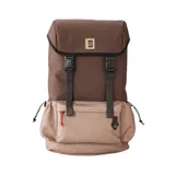 Mochila marrón con detalles en beige, de 26 litros de capacidad, con cierre superior con hebillas y bolsillo frontal con cierre.