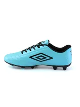 Championes de fútbol Umbro modelo Clasic II HG, color azul marino con suela y tapones en color naranja. Presenta el logo de la marca en blanco en el lateral y cierre con cordones.