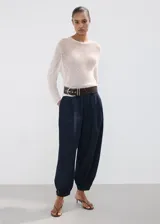 Jeans balloon de algodón estilo vaquero en color azul marino, de tiro medio y largo tobillero, con pinzas y bolsillos laterales.