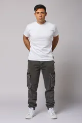Pantalón jean gris oscuro de corte jogger con bolsillos cargo laterales y puños elásticos en los tobillos.