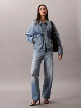 Campera de denim Calvin Klein en tono azul lavado, con corte relajado, cierre frontal con botones metálicos y doble bolsillo frontal con solapa.