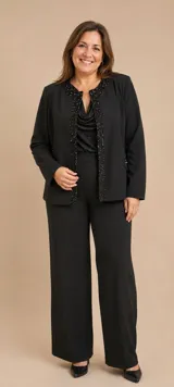 Chaqueta de crepe color negro, con diseño abierto y detalle de guarda con paillettes a lo largo de los bordes frontales y el cuello. Posee mangas largas y corte recto.
