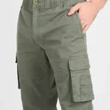 Pantalón cargo O'Neill verde militar, de corte recto, con cintura elástica y botón frontal, bolsillos laterales en las piernas y bolsillos traseros.