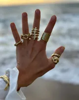 Anillo ancho de alpaca con textura irregular.