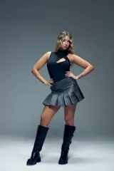 Minifalda tableada gris oscuro de símil cuero, con cintura alta y cordones cruzados en los laterales.